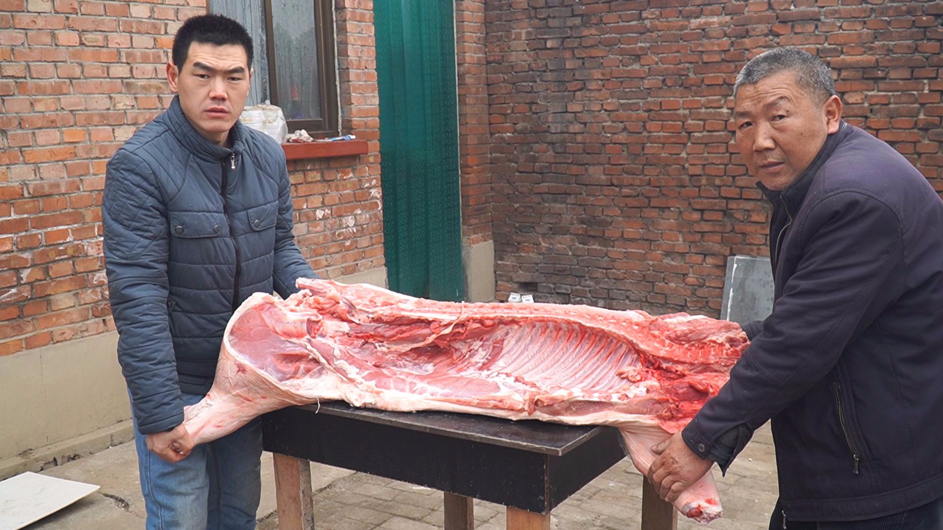 阿远买了半头猪和5个肘子,今天煮猪肉、压肘花,忙了一天才干完